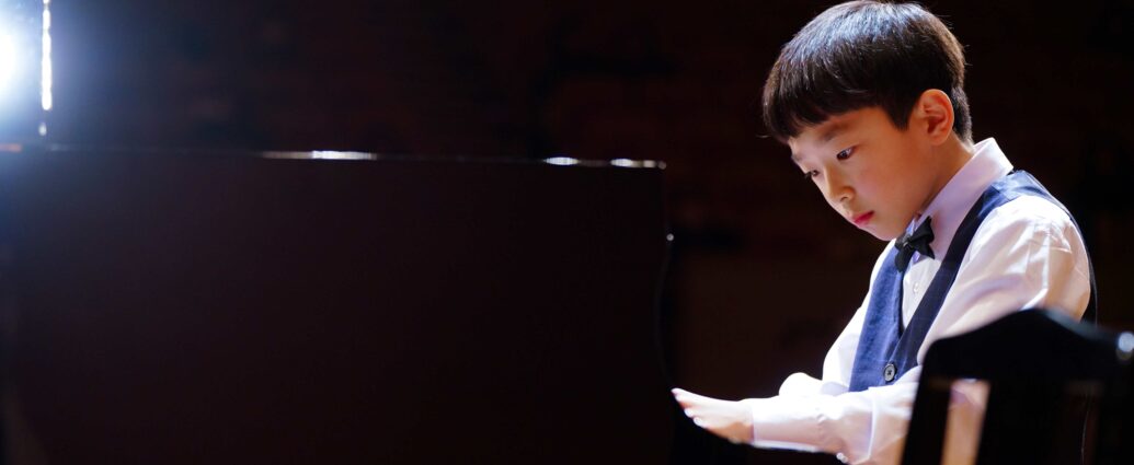 ピアノコンクール予選を一位で通過した生徒の演奏風景