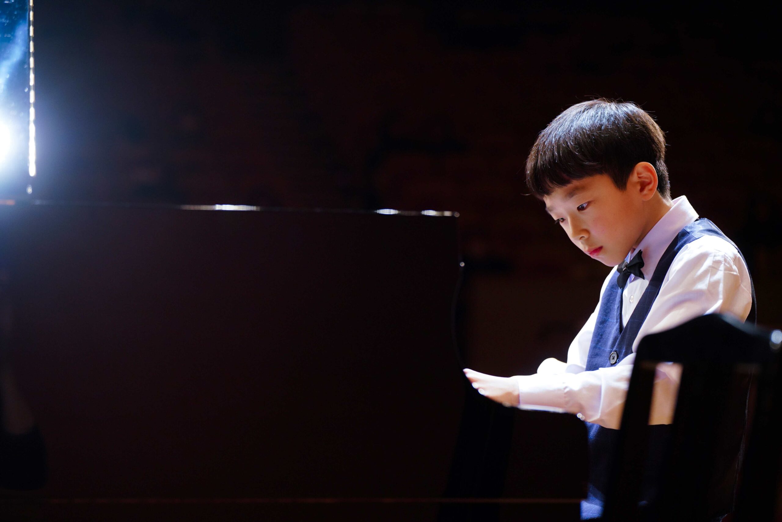 ピアノコンクール予選を一位で通過した生徒の演奏風景